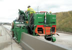 Concrete step barrier for a motorway central barrier